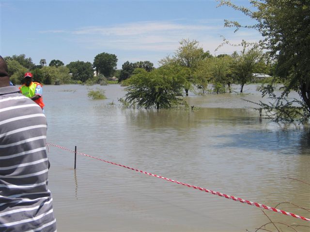 [Flood+Photos+3-9-08+Efundja_at_Engela_old_hosp_on_rt.jpg]