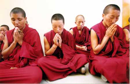 [tibetannunspraying.jpg]