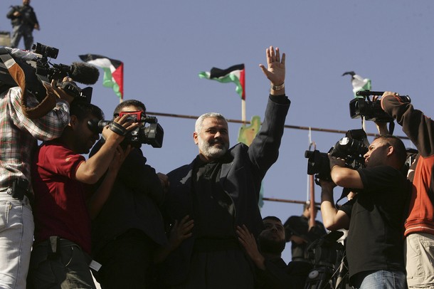 [Hamas+Leader+Waves+to+crowd+prtesting+peace+conference.jpg]
