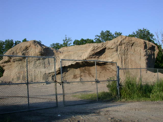 [dirt-mound-CHRISTIAN+Montone-august13-2007+(1).JPG]
