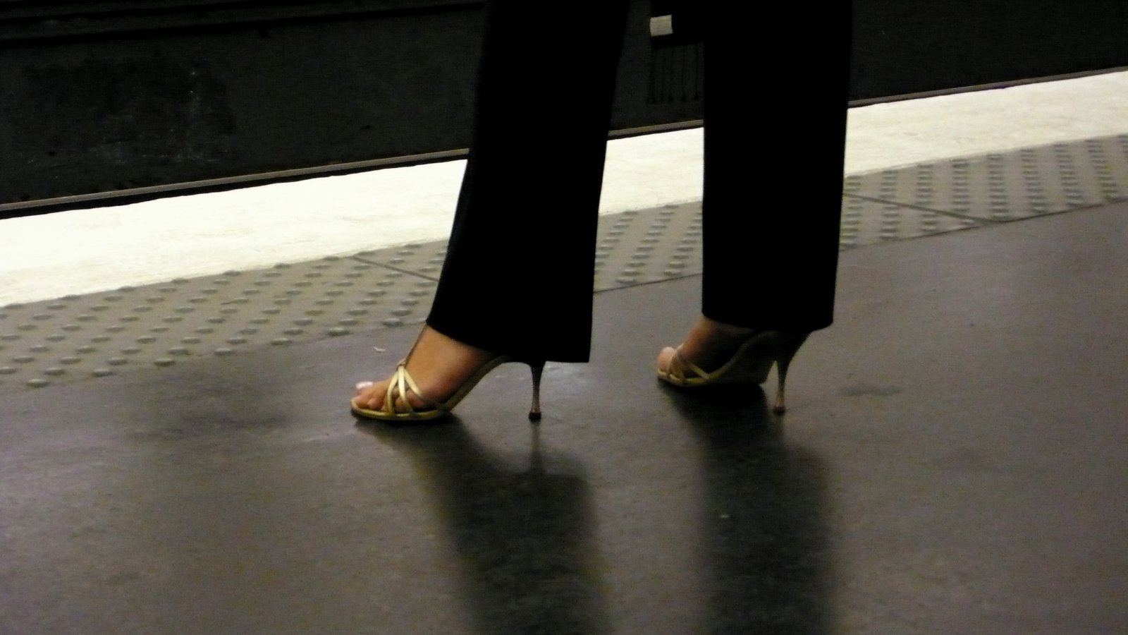 [Sandales+dorés+métro.JPG]