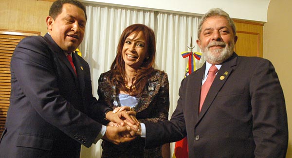 [Chávez,+Lula+y+Cristina.jpg]