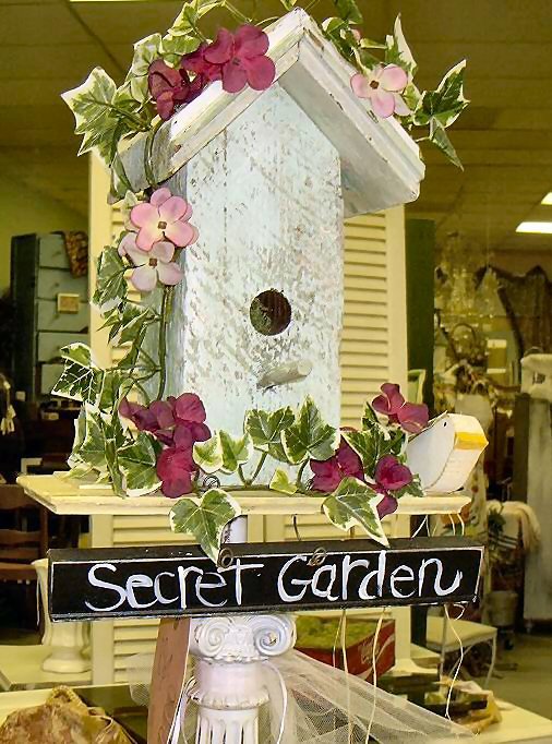 [secret+garden+birdhouse.JPG]