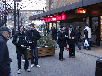 Jacob Lundberg, Johan Söderberg och Andreas Löwenhöök under Buy Something Day på Nygatan i Skellefteå den 24 november 2007. Foto: Simon Vallin