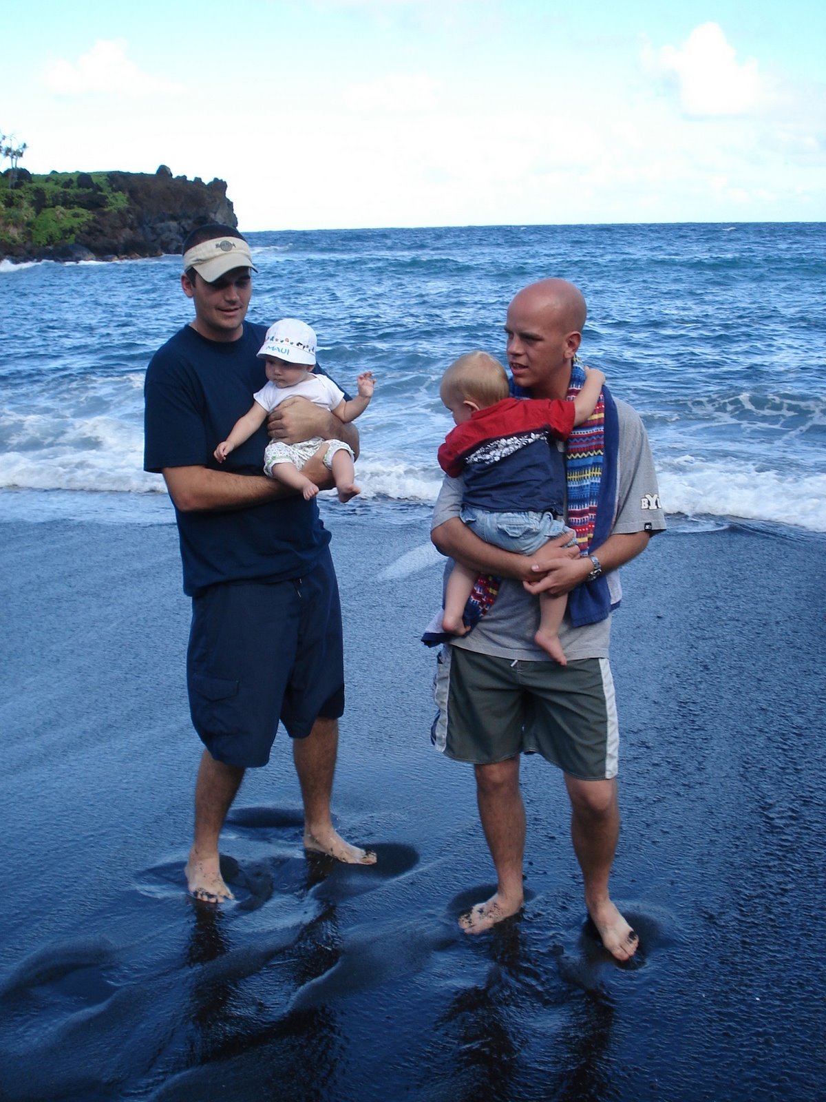 [Dads+and+kids+at+black+sand+beach.JPG]