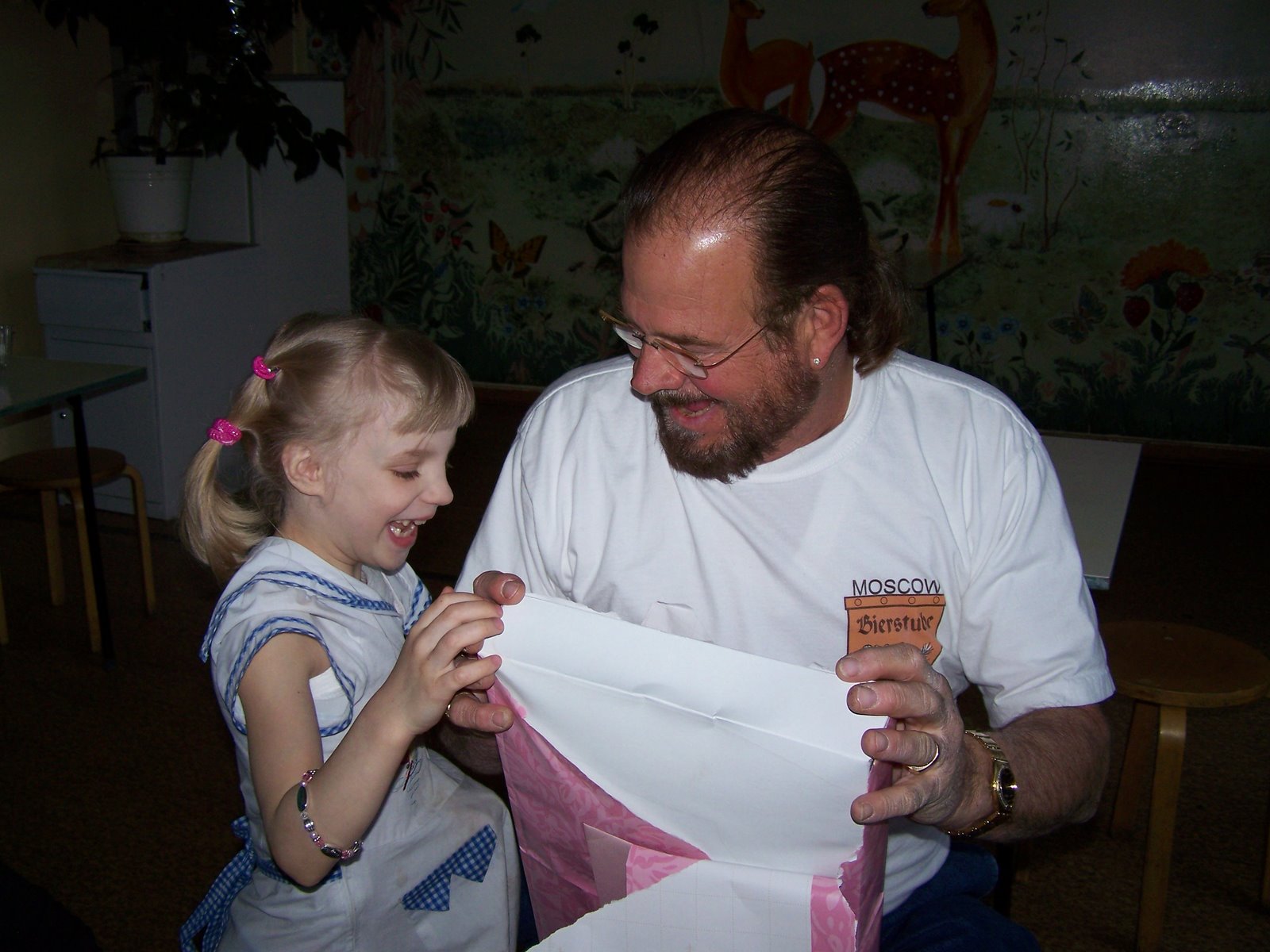 [Katie+and+Papa+unwrap+gift.jpg]