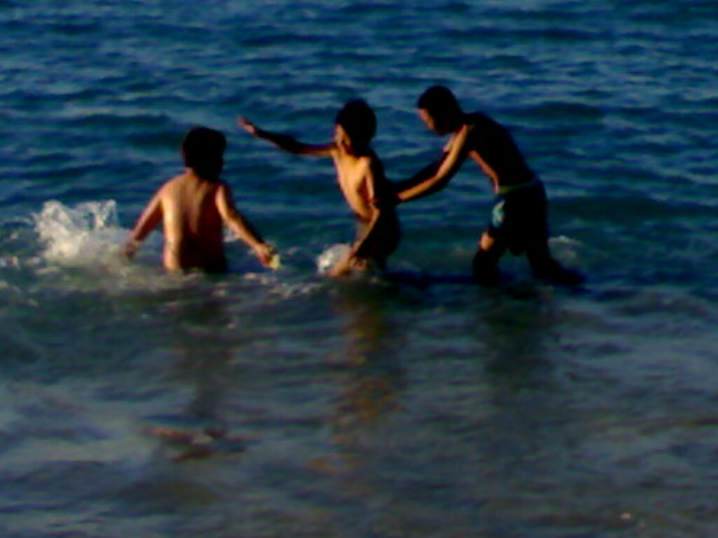 [cousins+playing+on+the+beach.jpg]