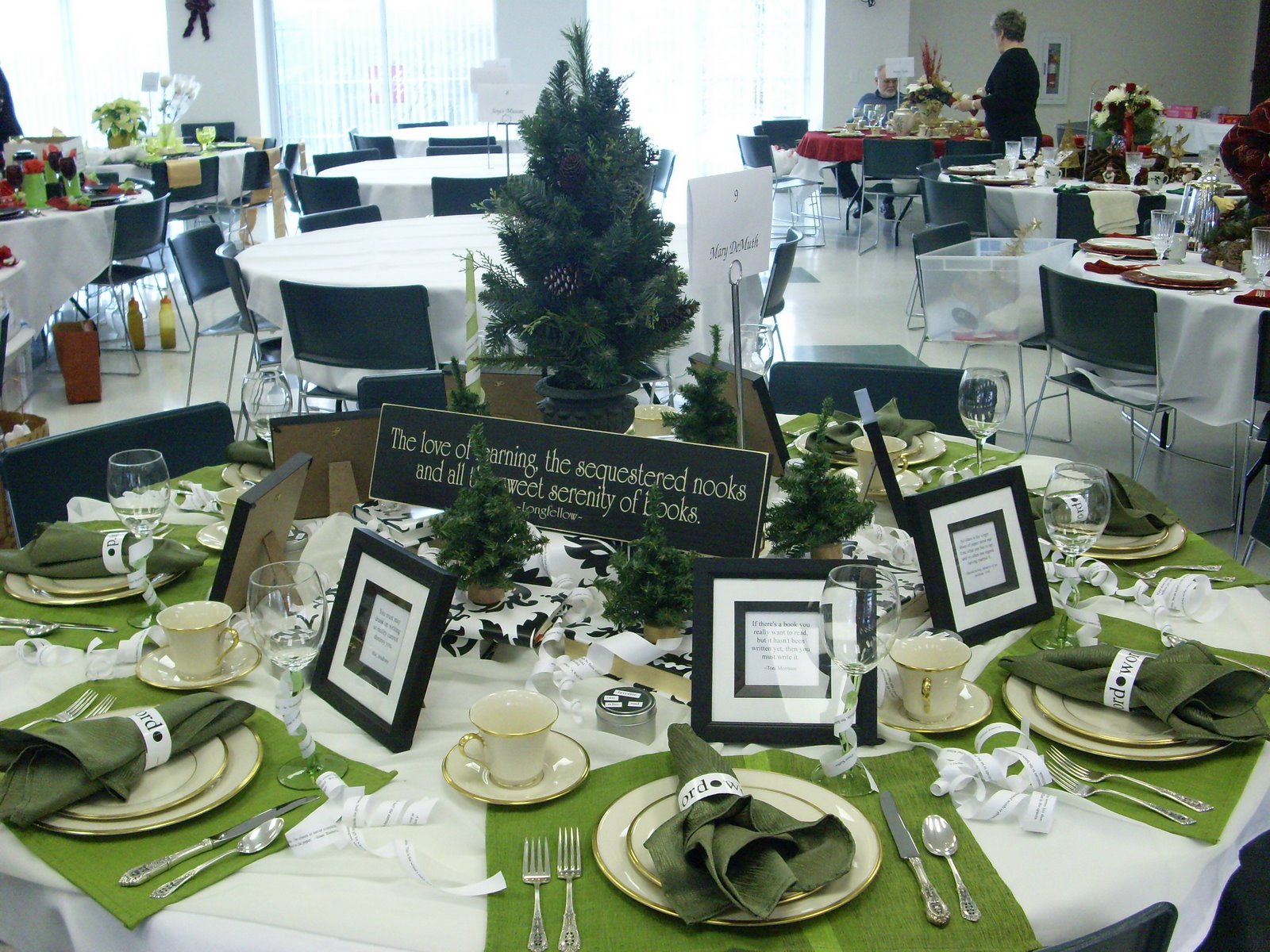 [Christmas+library+luncheon+table+2007.jpg]