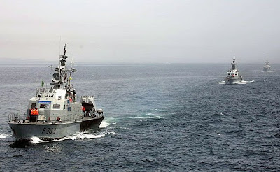 موسوعة الاسلحة الايرانية  P313-9+IRIS+Hadid+and+2+other+Houdong+class+missile+boats