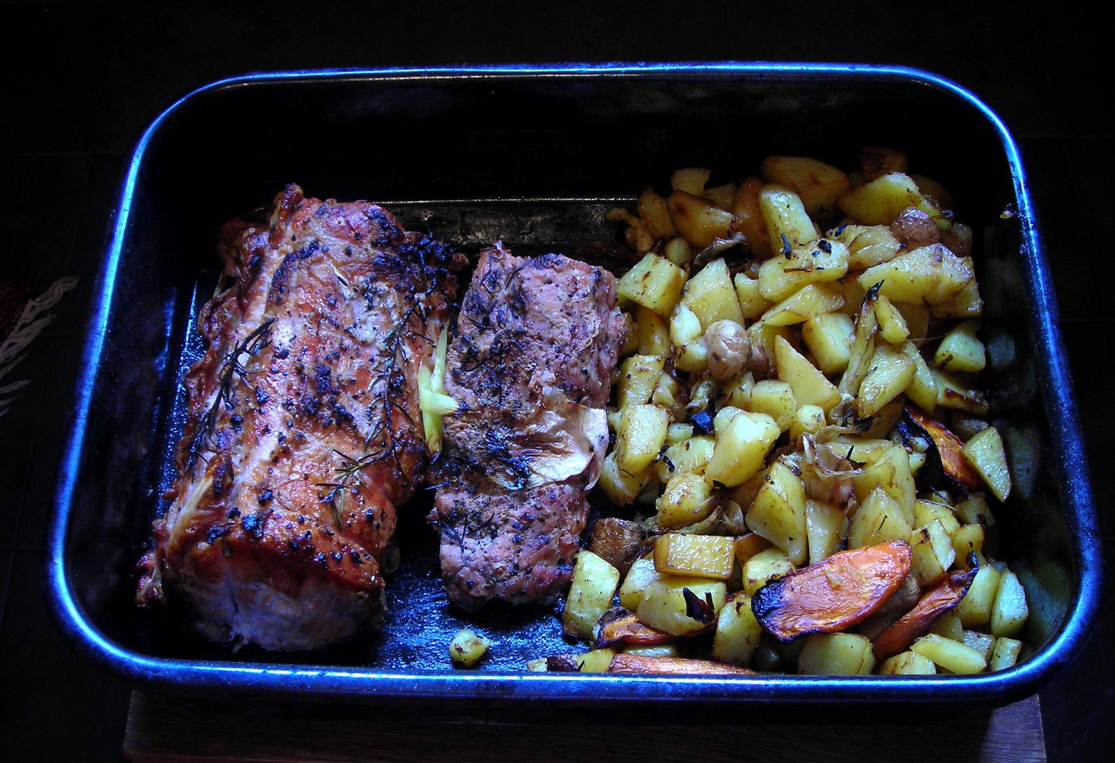 [pork+and+potatoes+fornolenha+done.JPG]