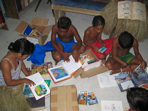 [micronesian+children+reading.jpg]