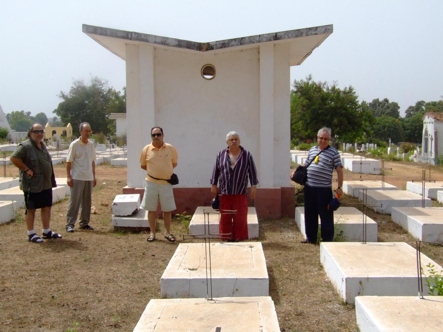 [Guine_Bissau_Cemiterio_Abril_2006_HC_11+103.JPG]