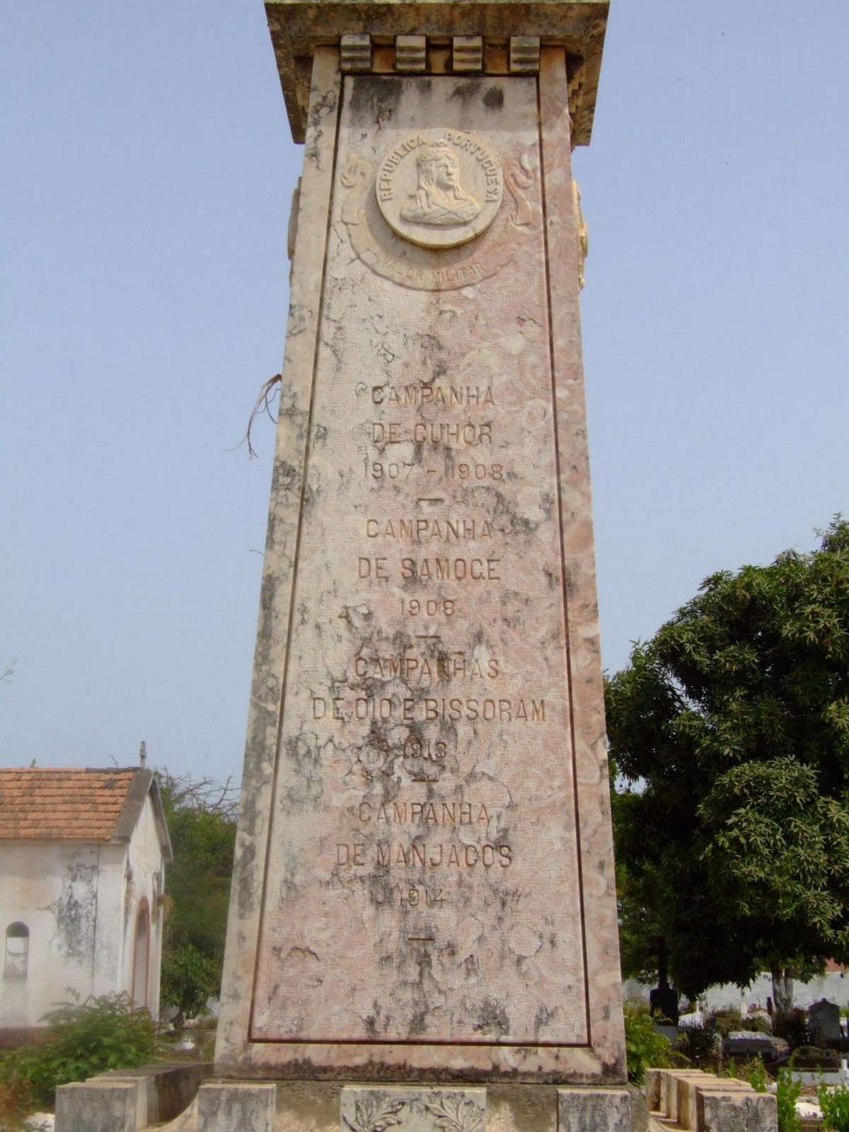 [Guine_Bissau_Cemiterio_HC_11110.JPG]