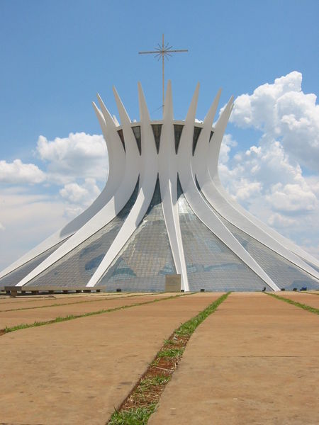 [450px-Cathedral_Brasilia_Niemeyer.JPG]