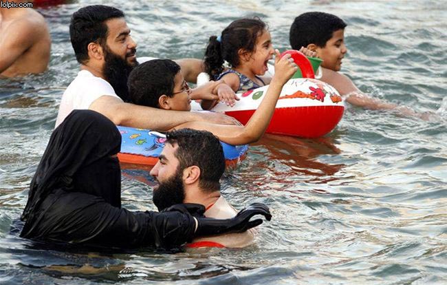 [islamic+swimming.jpg]