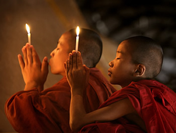 [monks-burma-prayer-cc-awfulsara-med.jpg+350×264+pixels.jpg]