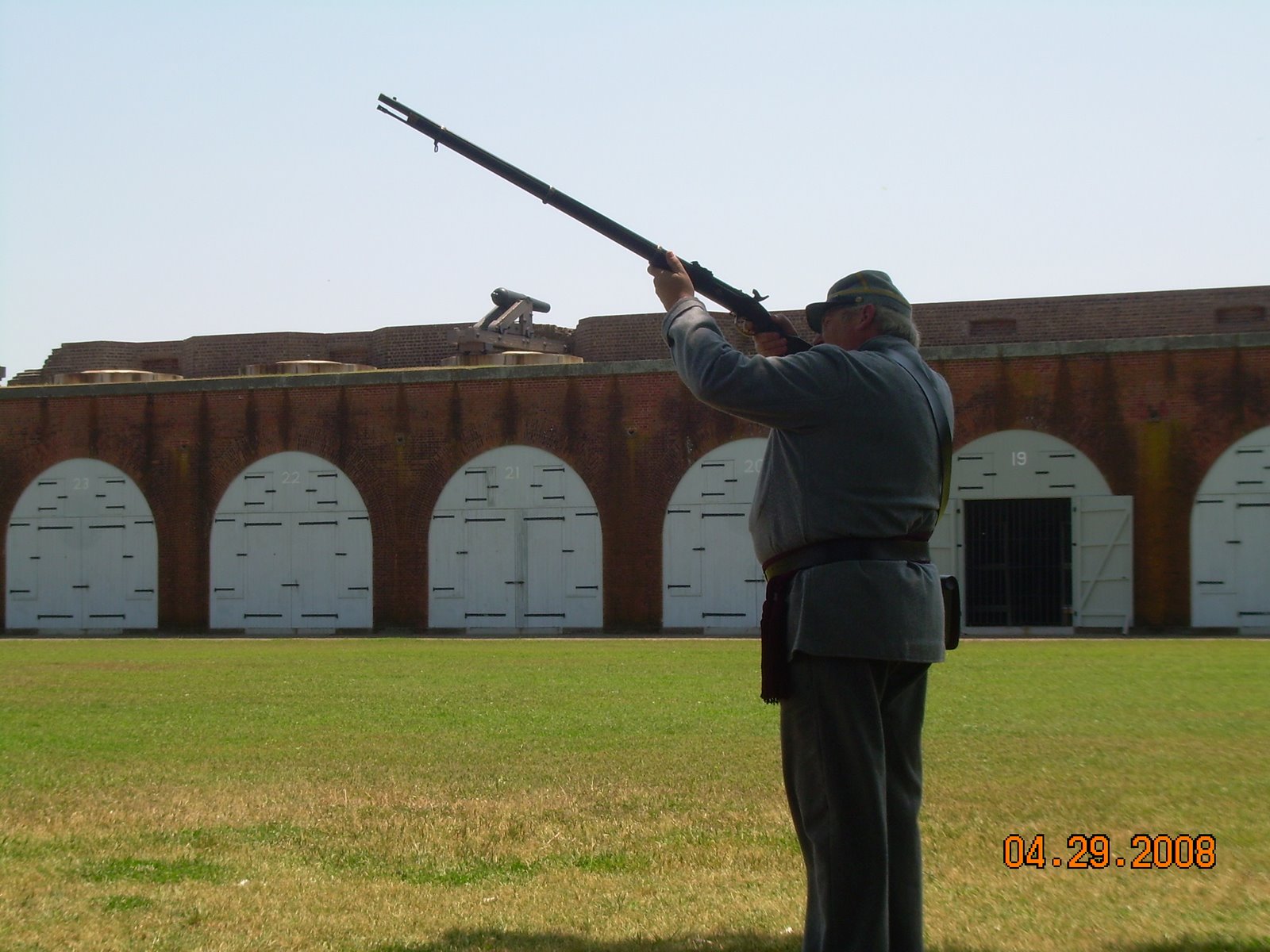 [4-29-08+Fort+Pulaski+~+Ranger+Calhoun+Musket+Demonstration7.JPG]