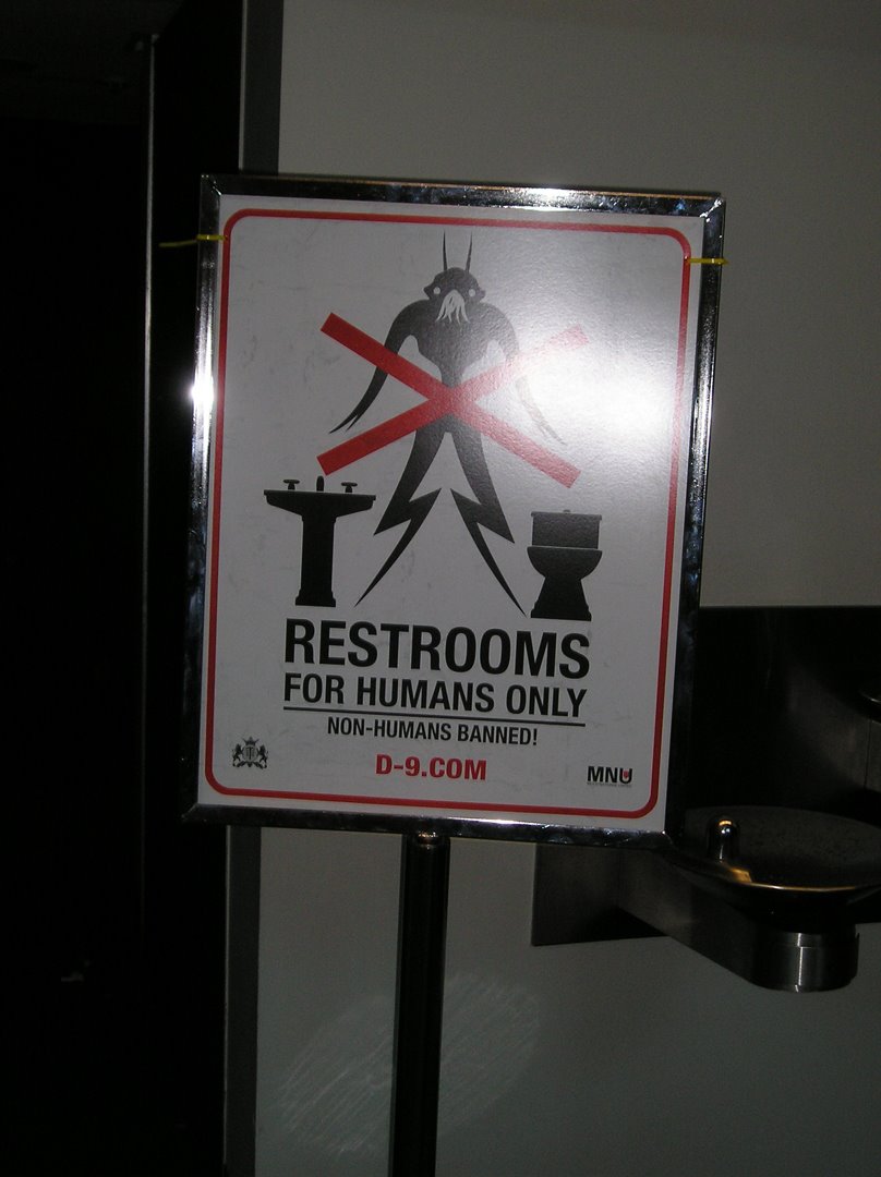 [Comic+Con+2008+Alien+Sign.jpg]