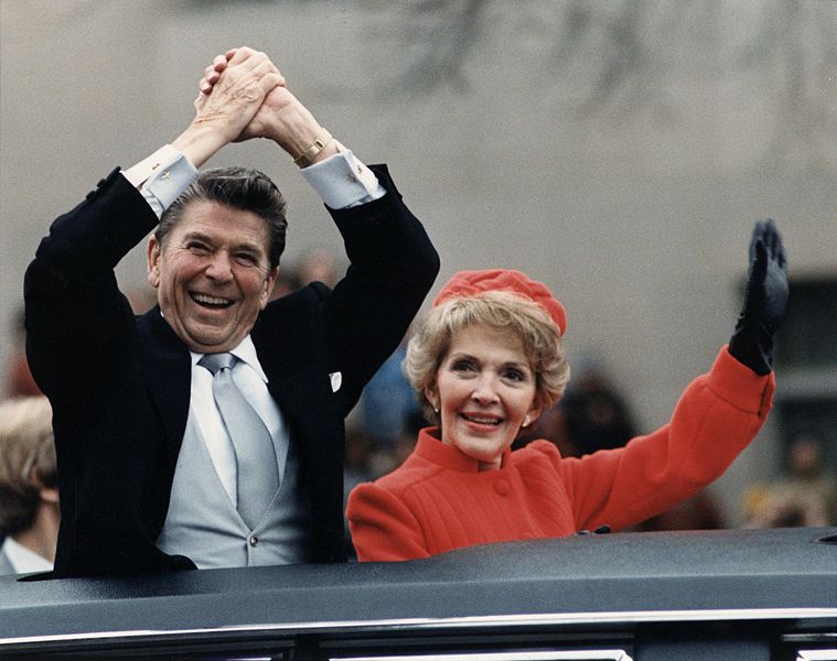 [759px-The_Reagans_waving_from_the_limousine_during_the_Inaugural_Parade_1981.jpg]
