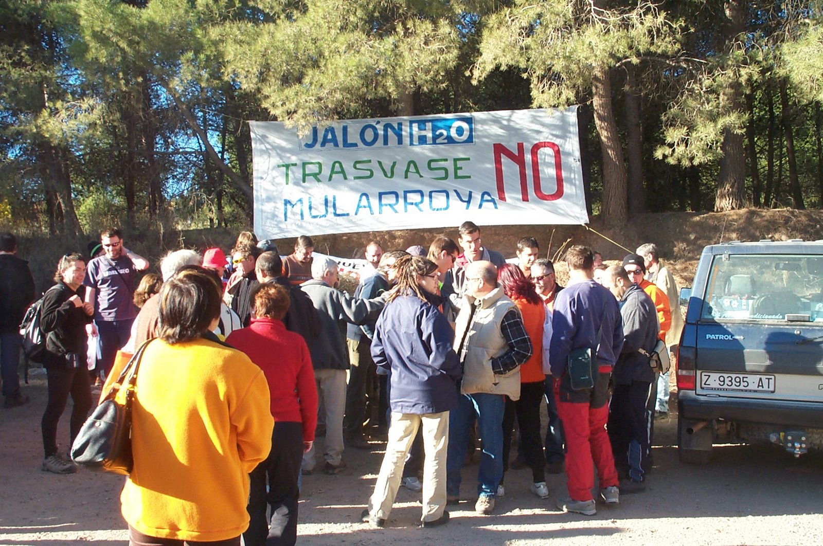 [11+Nov+2007+-+Acogida+a+los+participantes+en+la+I+Marcha+senderista+en+defensa+del+ro+Jaln+y+del+paraje+de+Mularroya+-+Foto+Victoria+Trigo+(2).jpg]