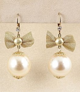 [Betsey+pearl+bow+earrings.jpg]