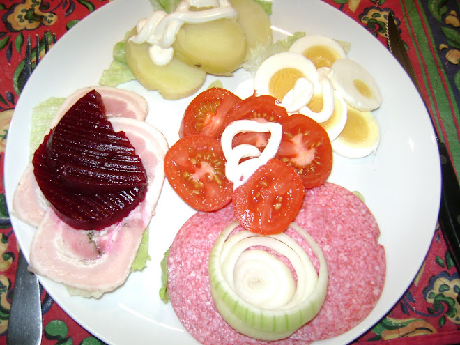 Rullepølse+Rødbeder, Salami+Løg*onions* Hard-boiled eggs,Boiled Potatoes+Mayonnnaise,Tomater,