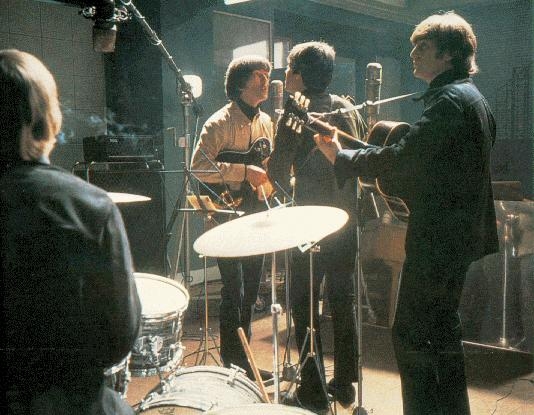 [Beatles+en+una+escena+de+Help+en+el+estudio.jpg]