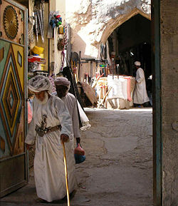 [250px-Man_in_traditional_Omani_garb.jpg]