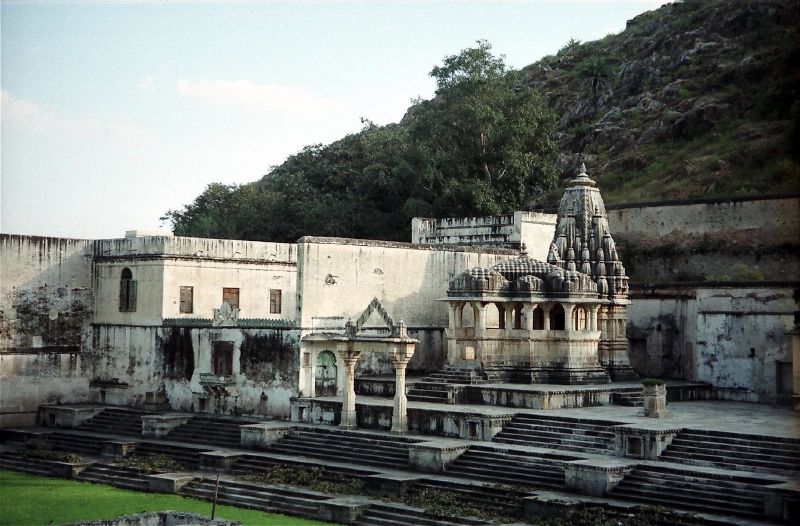[eklingi_temple_hillside_nearlake_udaipur.jpg]