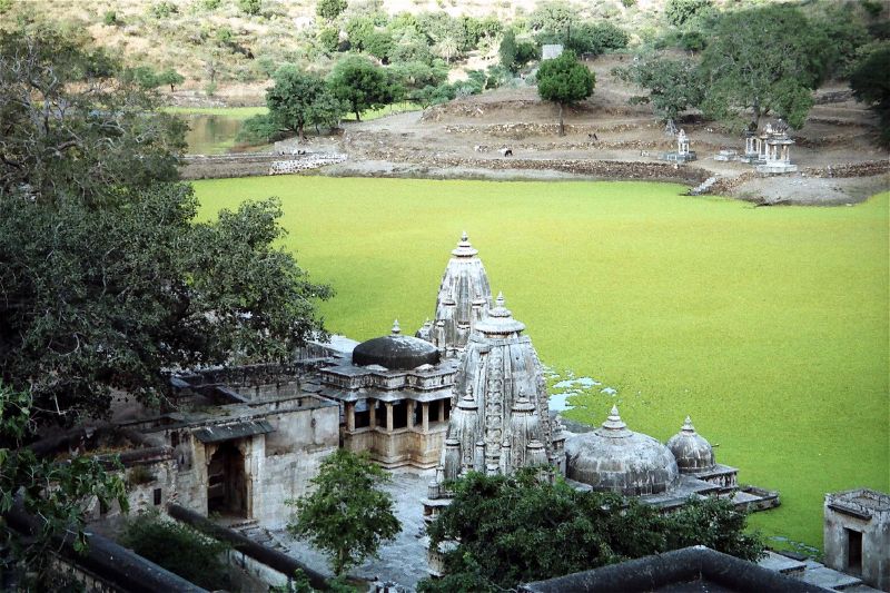 [eklingi_temple_hillside_nearlake_udaipur1.jpg]