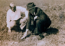 Dr. Hugh H. Bennett (à esquerda) e Henry Lazard, colaborador de Bennett