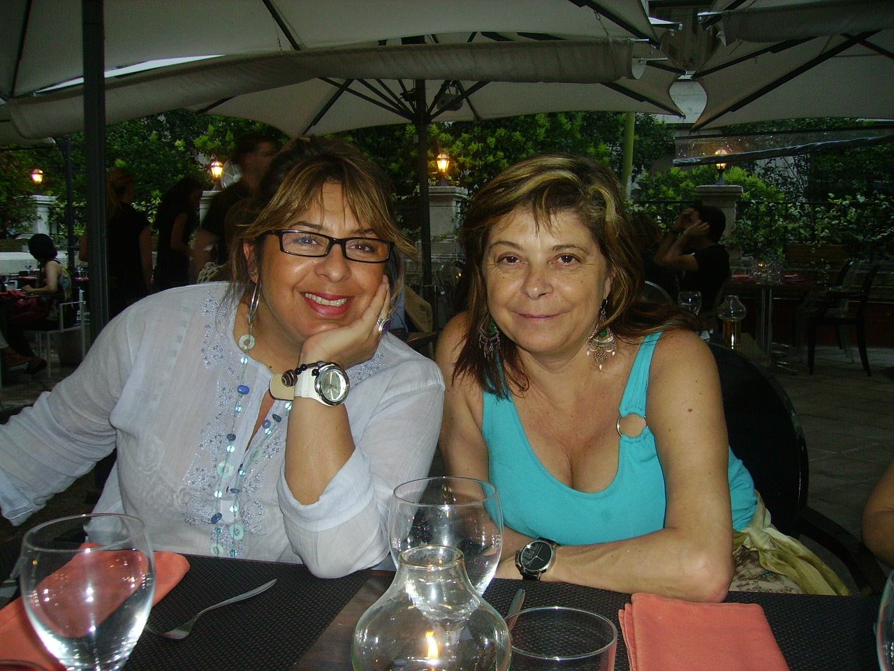 [Ana+y+Carmen+Fron+Junio+cena+2008.JPG]