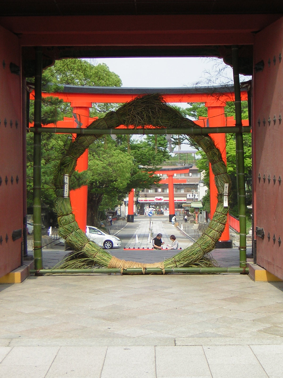 [Entrance+gate+with+grass+circle.JPG]