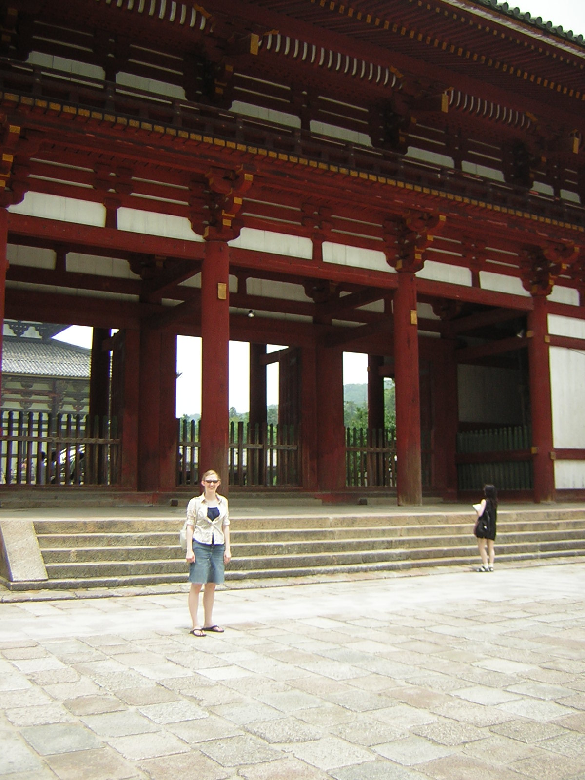 [Me+at+the+gate+to+Todaiji+and+Daibutsuden+Hall.JPG]