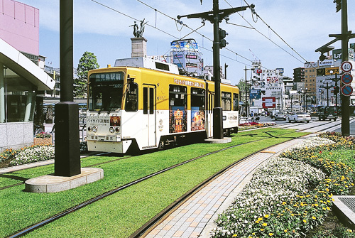 [kagoshima+lawn+train.jpg]