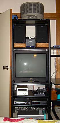 [old-tv-stand.jpg]
