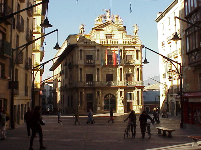 [018-Past+the+City+Hall+Building.JPG]