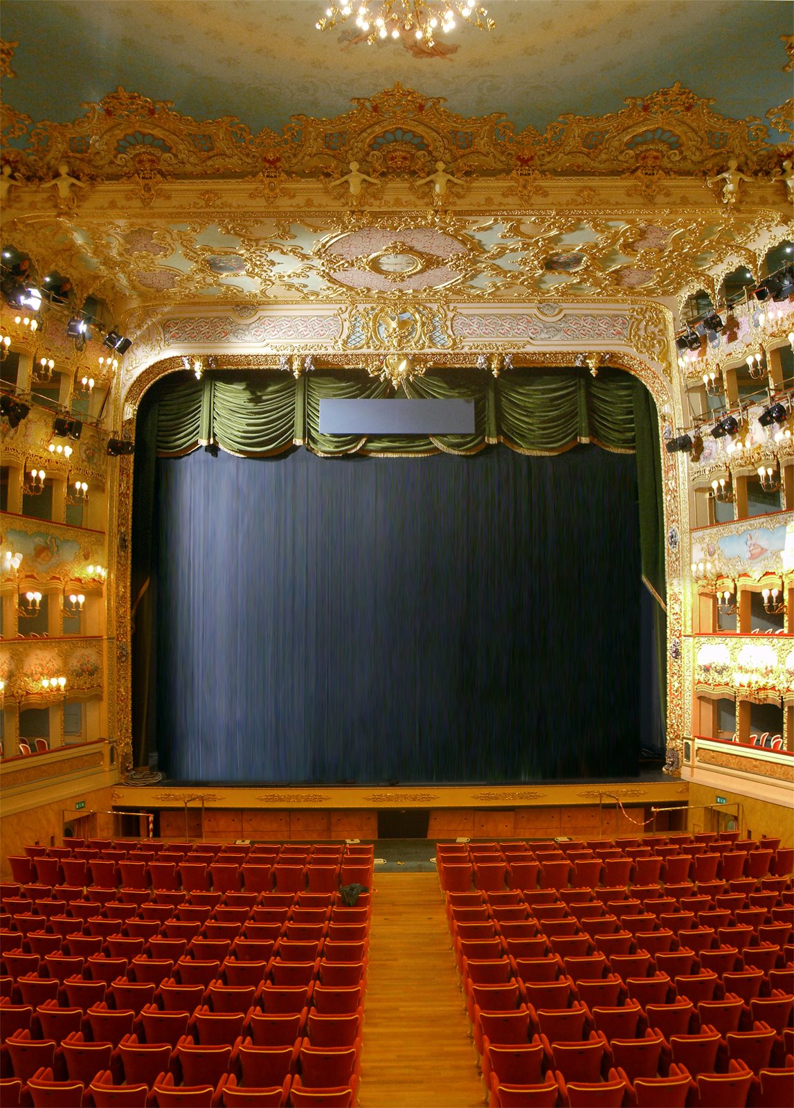 [Teatro-la-fenice-sala+Interior.jpg]