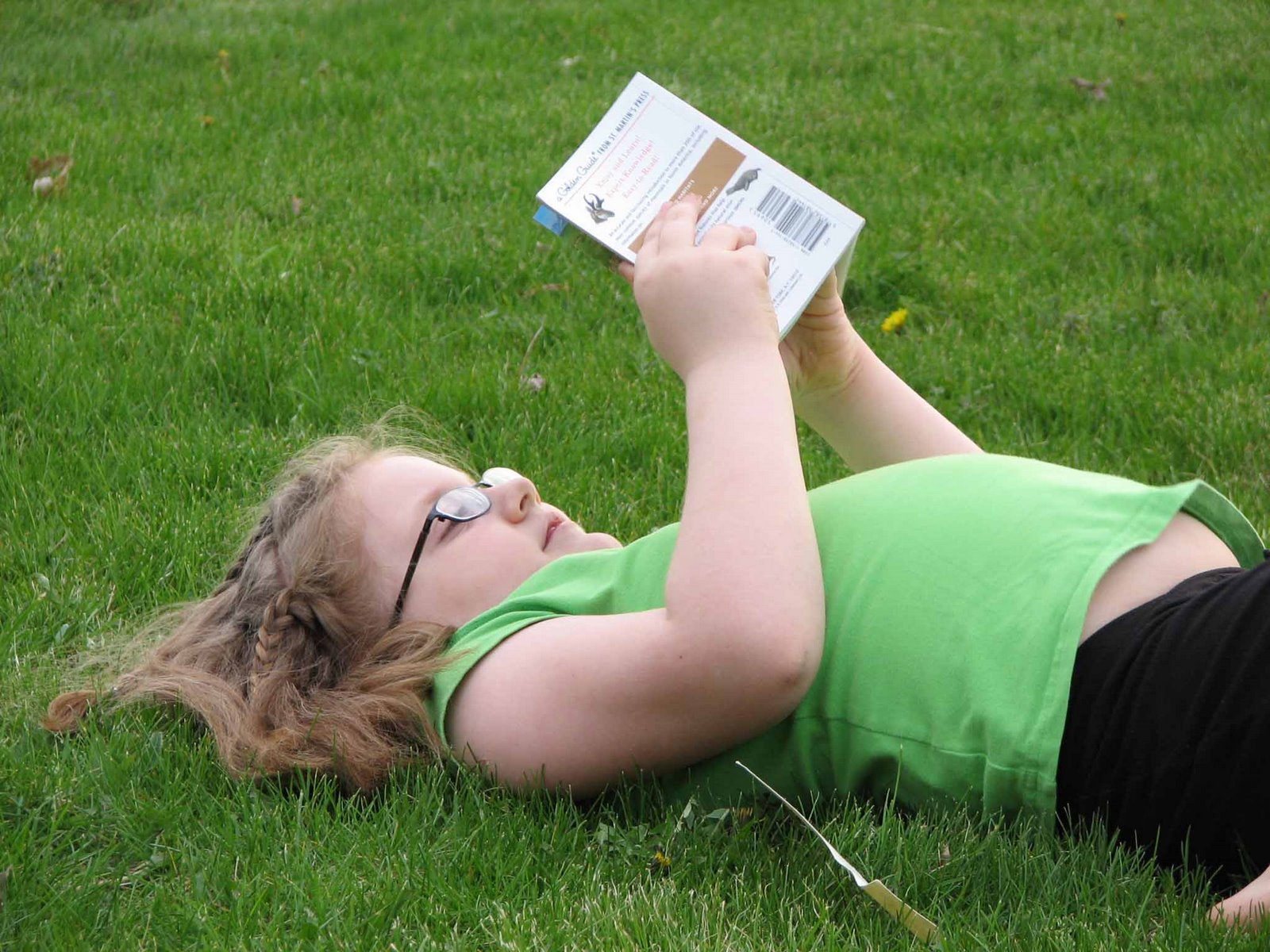 [reading+in+grass+g.jpg]