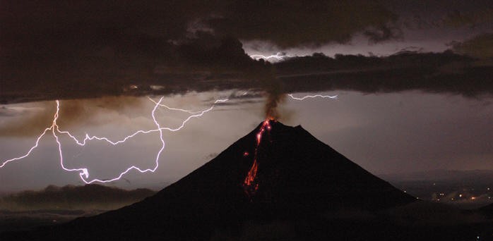 [arenal-volcano-lightning.jpg]