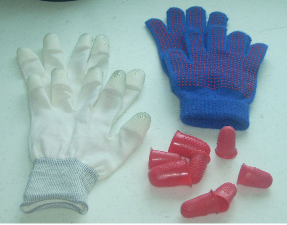 [gloves2.jpg]