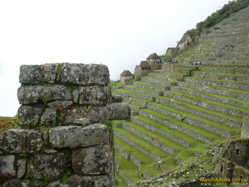 [800px-Machu_Picchu_09.jpg]