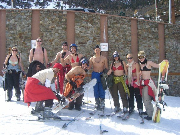[topless+skiing.jpg]