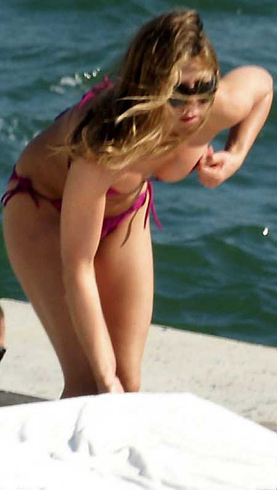 [semiwalls.blogspot.com_Jennifer_Aniston_pink_bikini_Miami1.jpg]