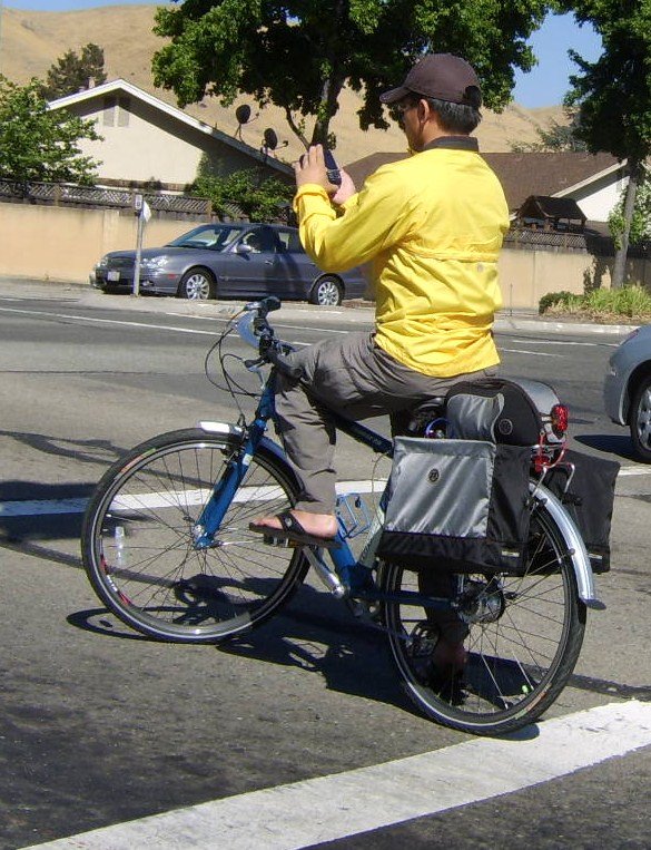 [man+bike+phone+sandlas.JPG]
