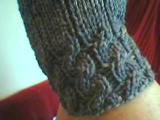 [Knitted+fingerless+mitts+-+Fetching+by+Knitty.com+cable+close+up.JPG]