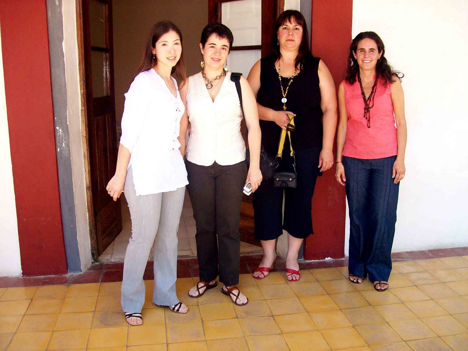 [arqueologas-+la+doctora+Carolina+Barboza+(de+blusa+roja)+junto+a+integrantes+de+su+equipo.jpg]