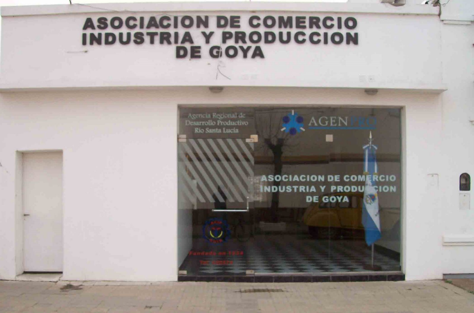 [Frente+de+la+Asociacion+de+Comercio+y+Produccion+de+Goya-+sede+de+AGENPRO.jpg]