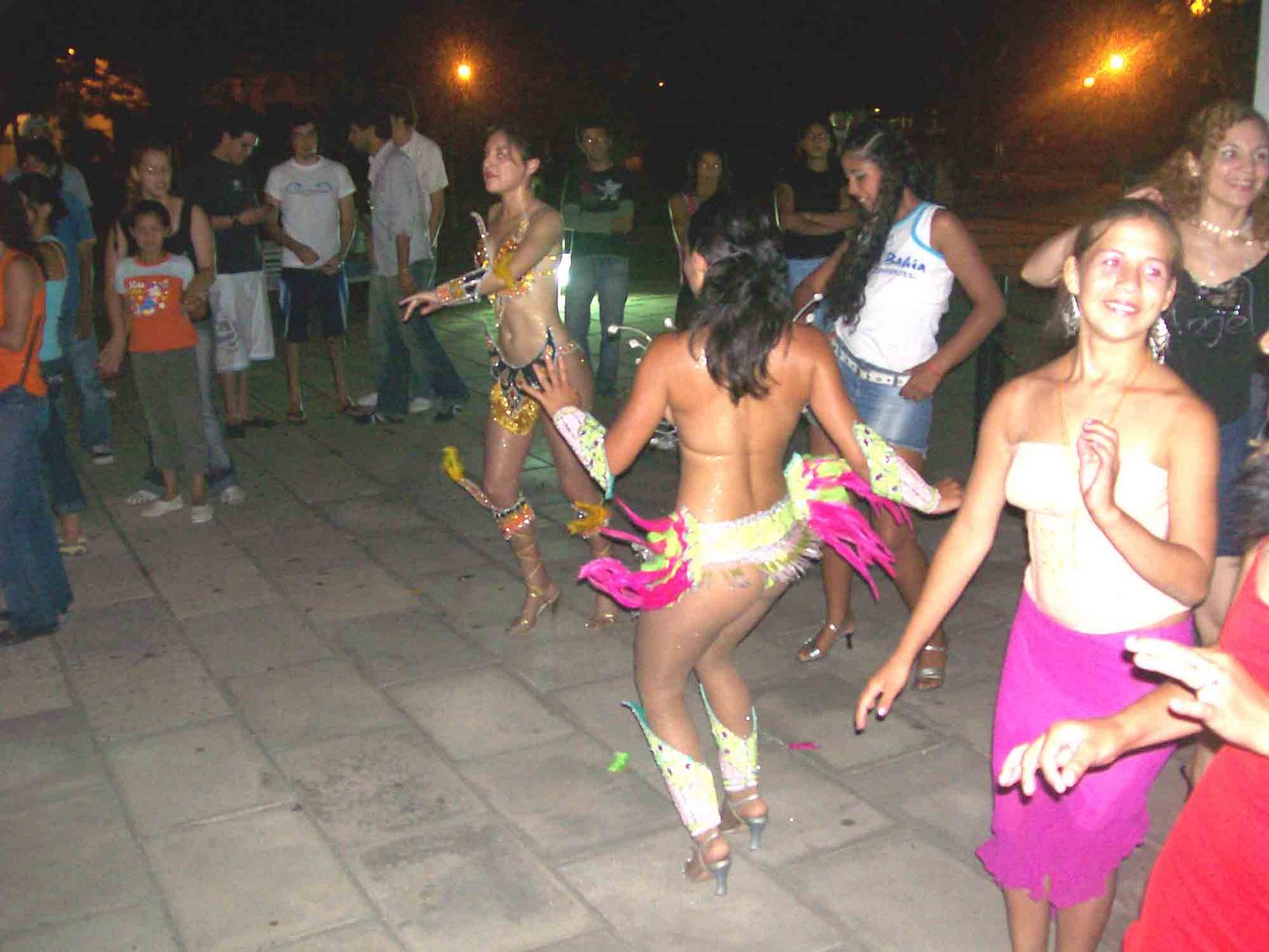 [lanzamiento+del+Carnaval+goyano+2008-+Bellas+bailarinas+y+batucadas+en+plaza+Mitre.jpg]