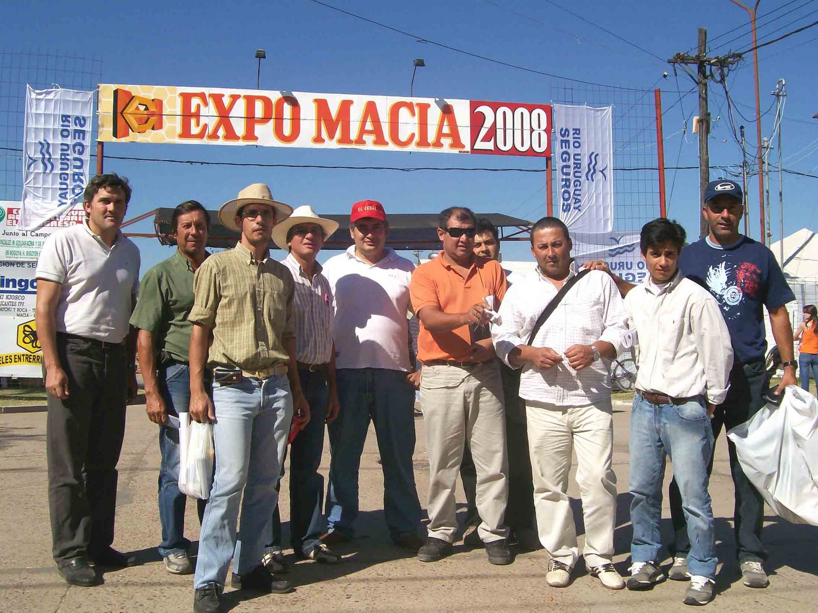 [13ra+Fiesta+Provincial+de+la+Miel+en+Macia+(Enrtre+Rios)-+Delegacion+de+Productores+apicolas+goyanos+participó+de+la+Expo.jpg]